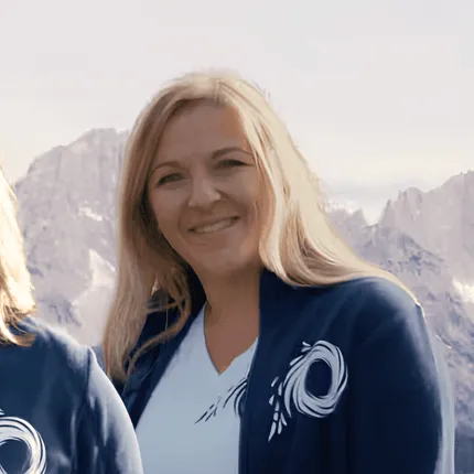 Michaela, Malerin im Team von Sybille Dielacher